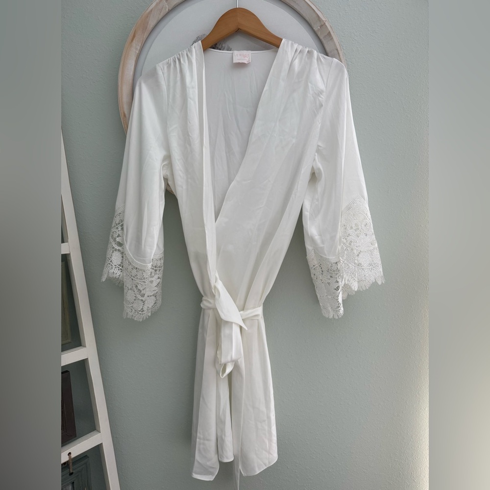 Chic White Lace Sleeve Robe
